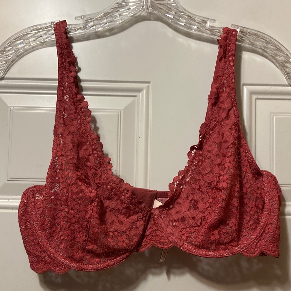 Victoria’s Secret Lace Underwire Bra‎ 38C